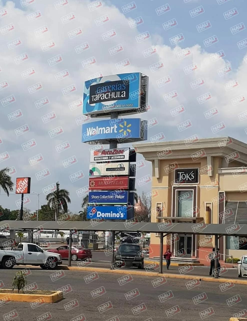 Roban objetos de valor en un vehículo en plaza galerías.