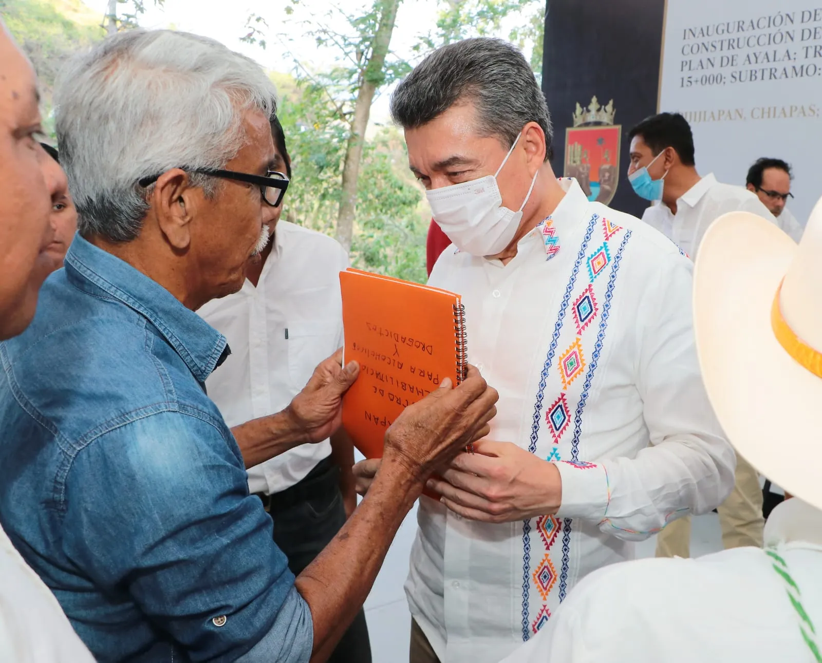 Inaugura Rutilio Escandón el camino Pijijiapan-Plan de Ayala