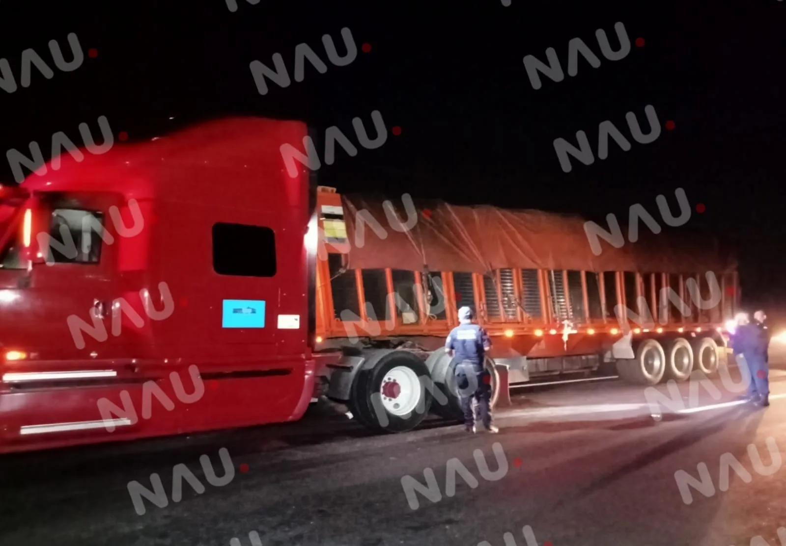 Se desprende caja de tráiler cargado de plátanos en la costera