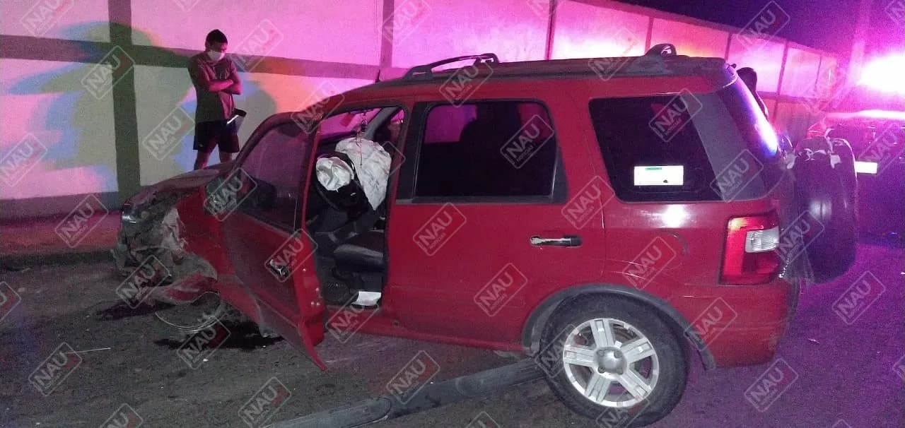 Conductor de un vehículo se estrella contra barda