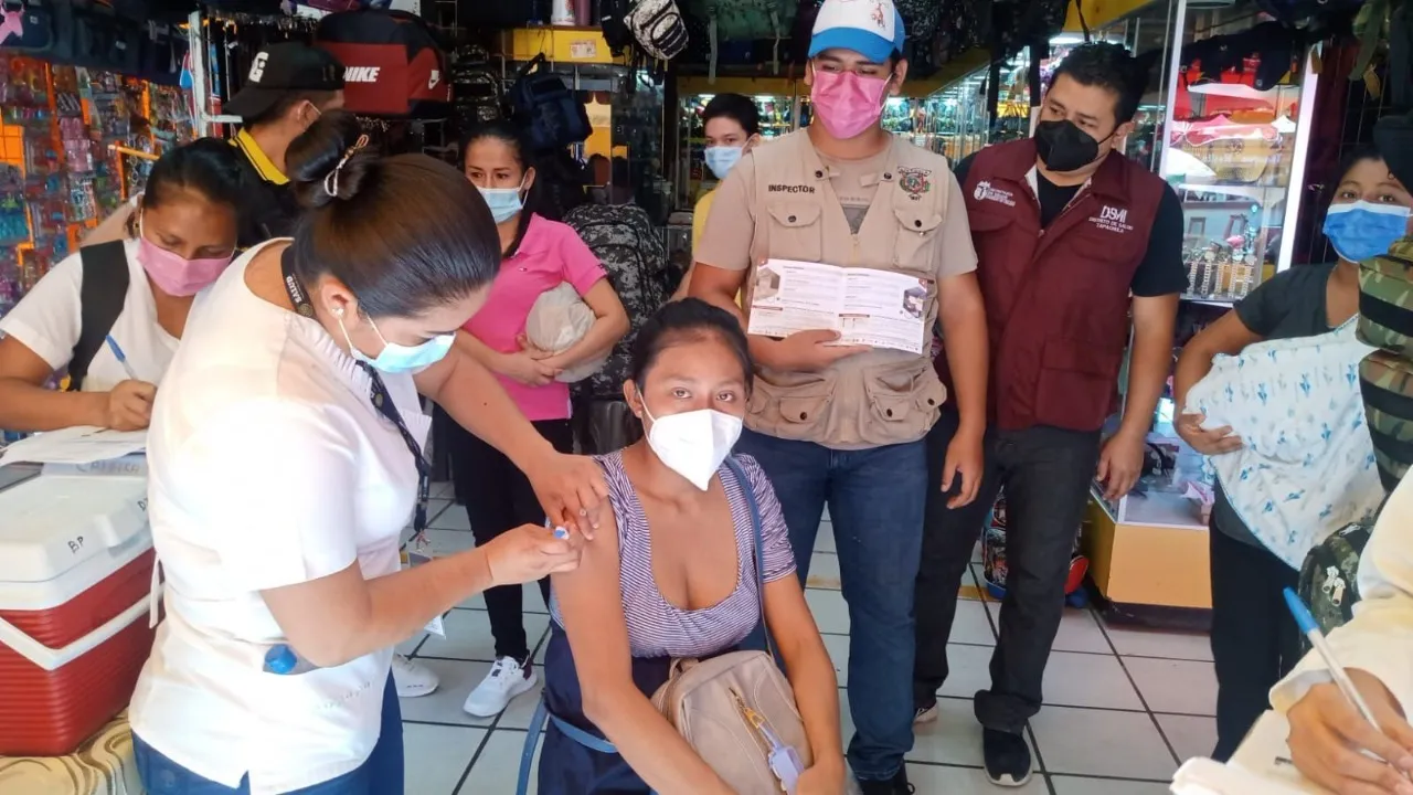 SE REALIZÓ LA VACUNACIÓN ANTICOVID EN MERCADOS DE TAPACHULA
