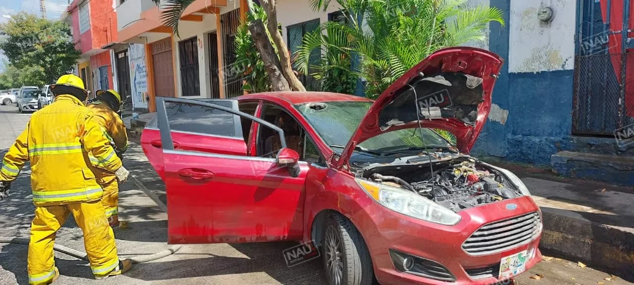 Bomberos controla conato de incendio de automóvil.