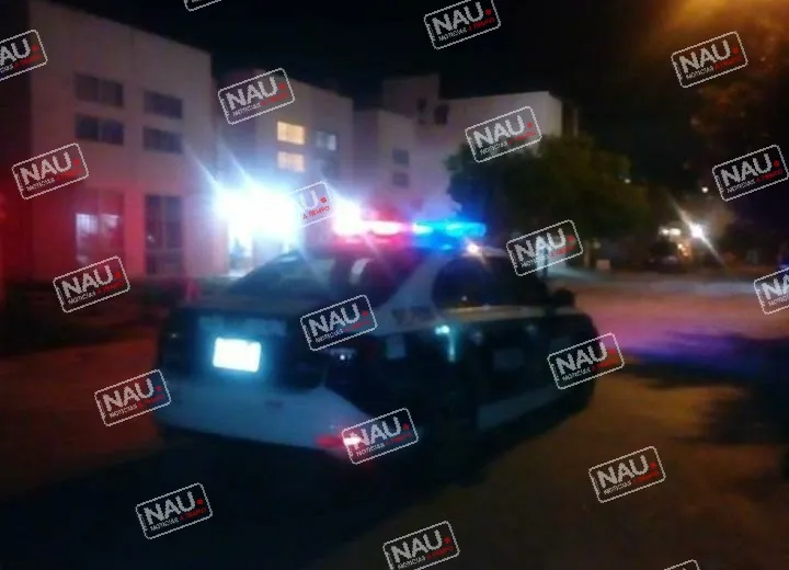 Una bala perdida que hizo blanco en su glúteo dejo lesionado a un hombre cuando descansaba en su casa.