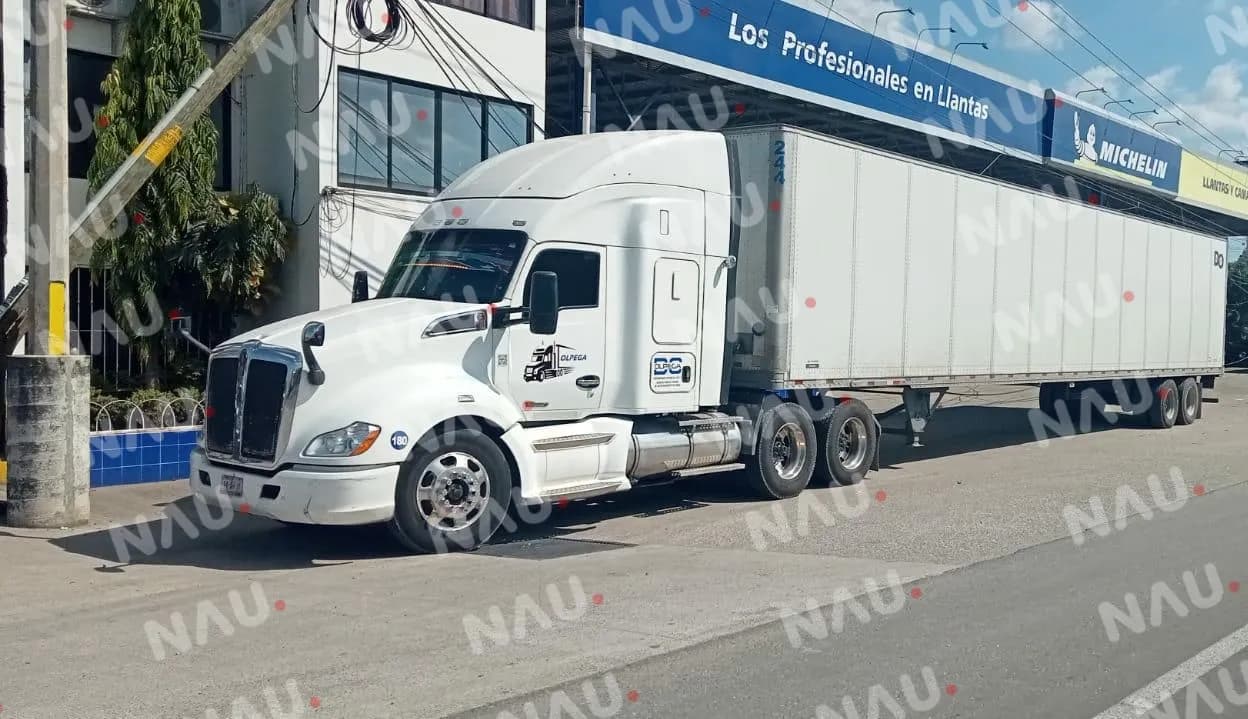 Poste de TELMEX fue derribado por un tráiler