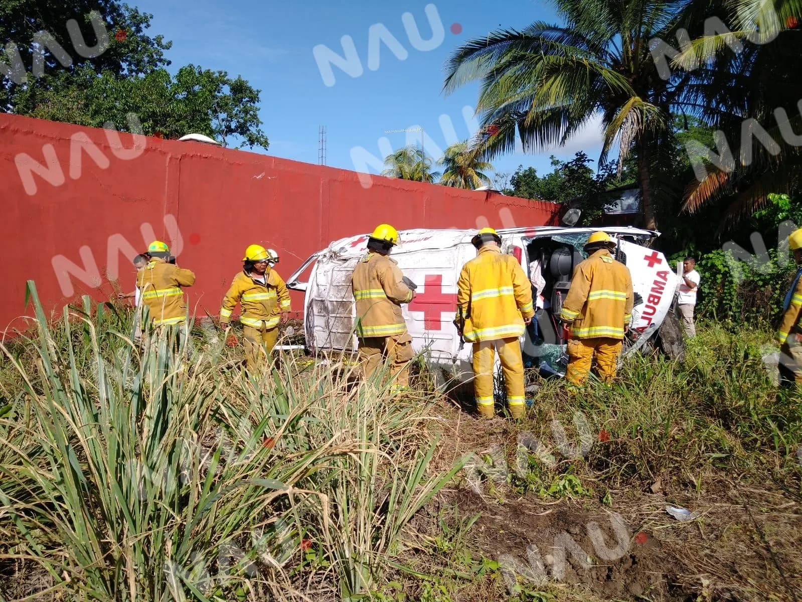Vuelca ambulancia de la cruz roja mexicana