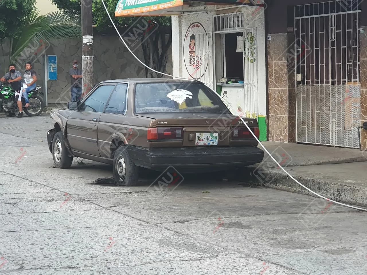 Se rompe cable de media tensión de luz y casi incendia un Vehículo