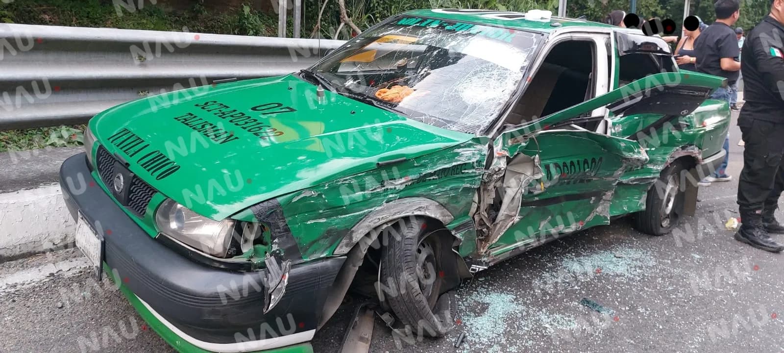 Choque de un taxi y un particular deja tres lesionados