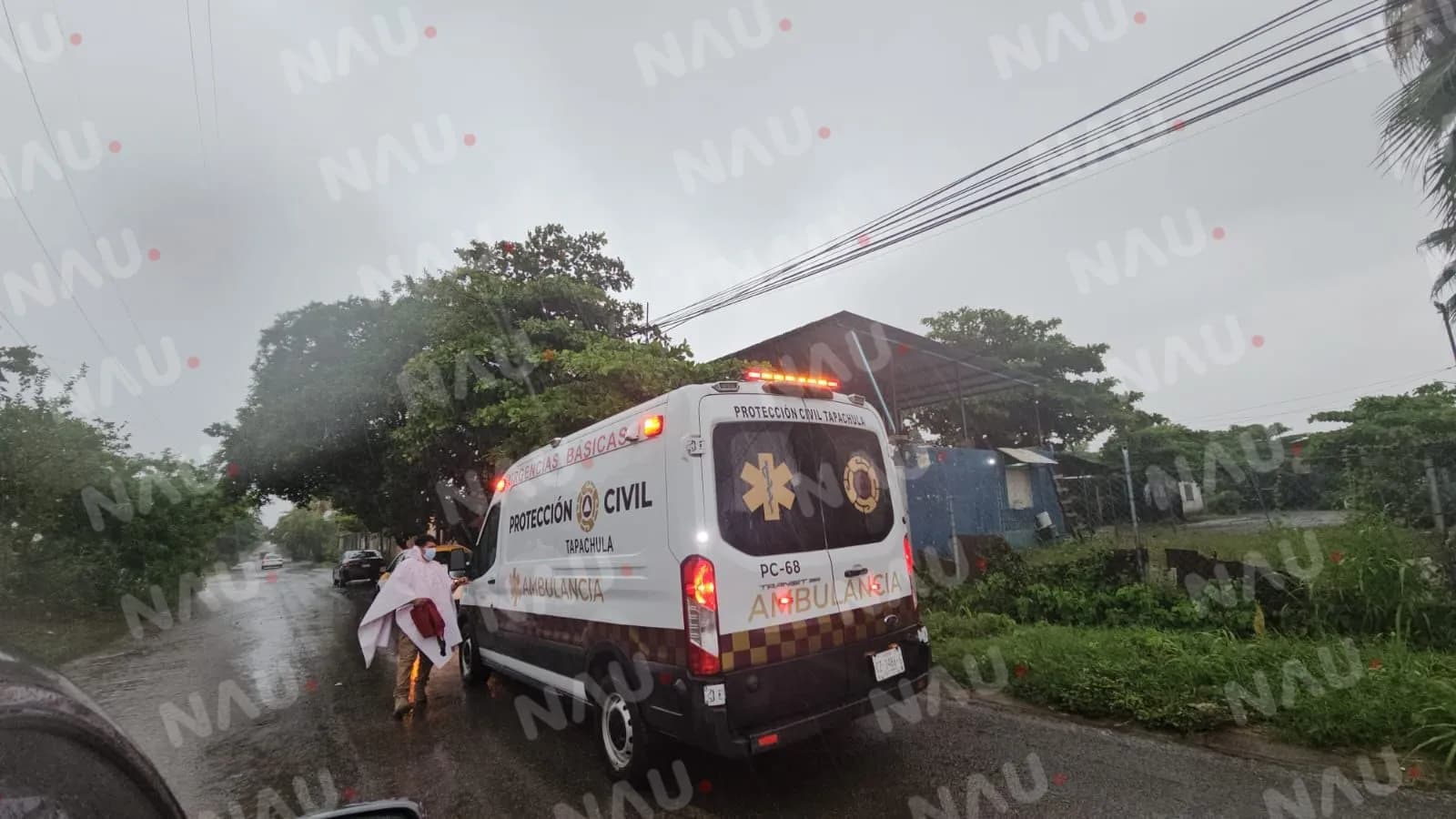 Motociclista sufre percance con su familia tras caer en bache en Tapachula