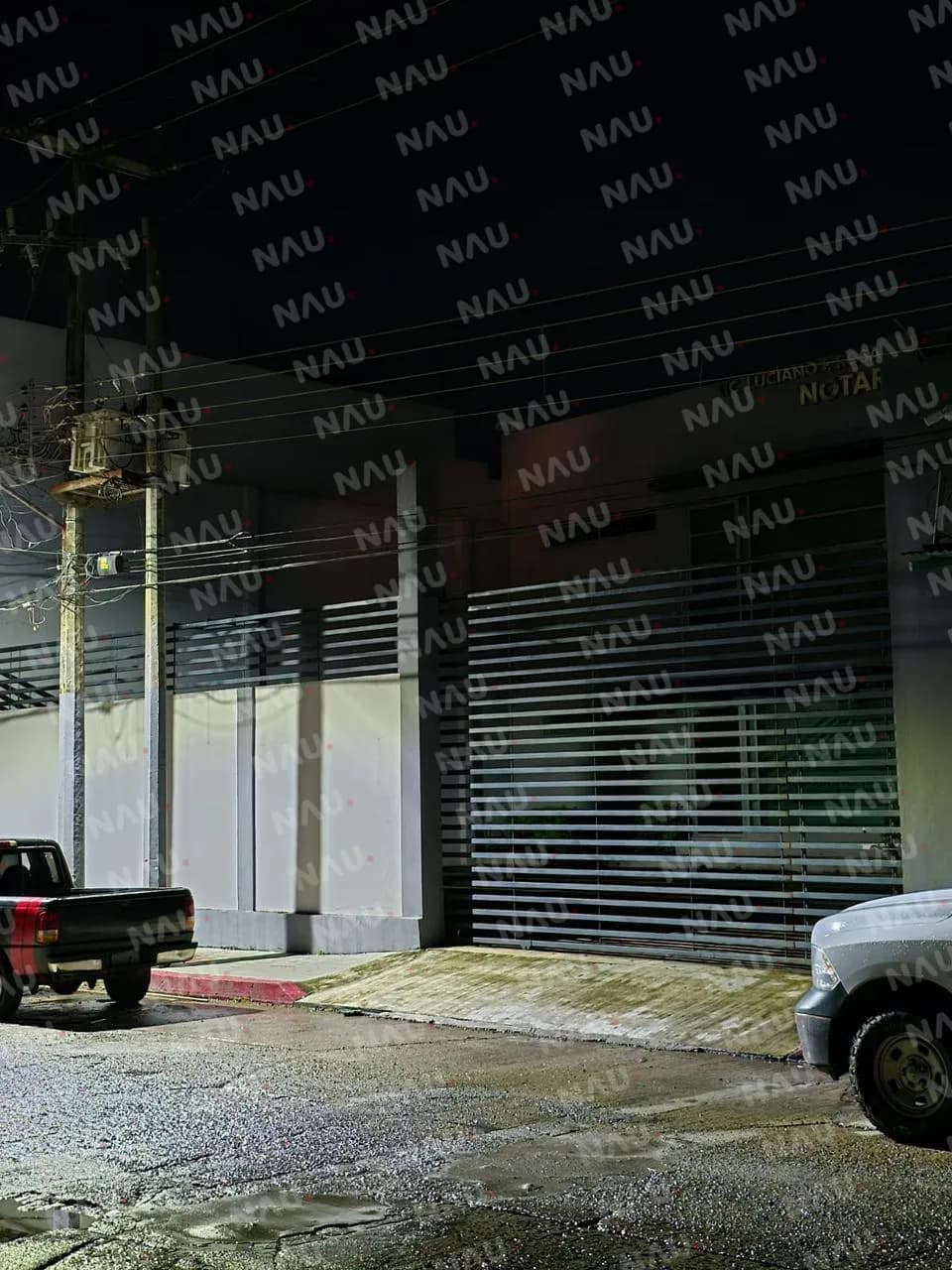 Hombre muere electrocutado en poste de luz