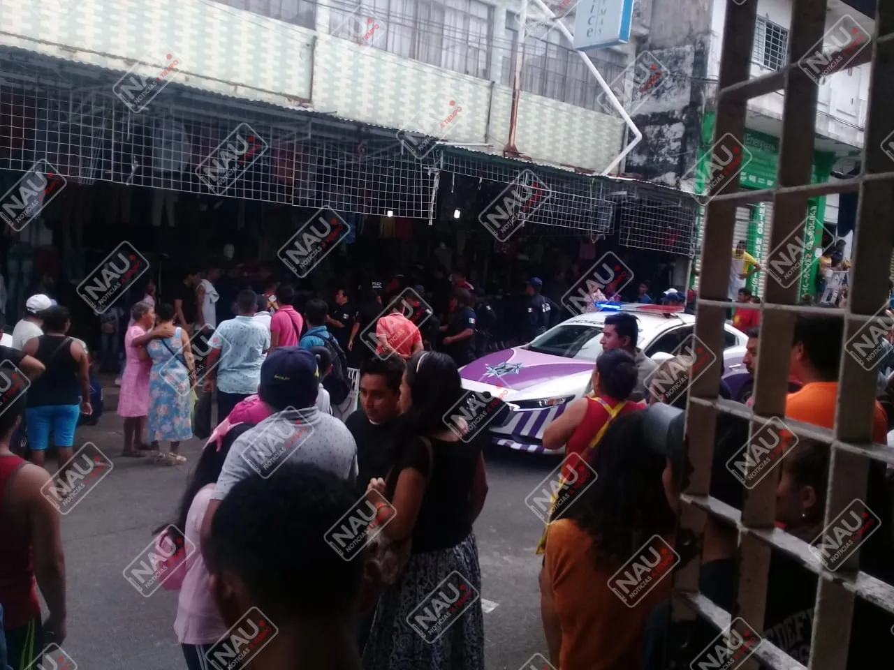 Se dan de golpes por la banqueta que utilizan para la venta de ropa