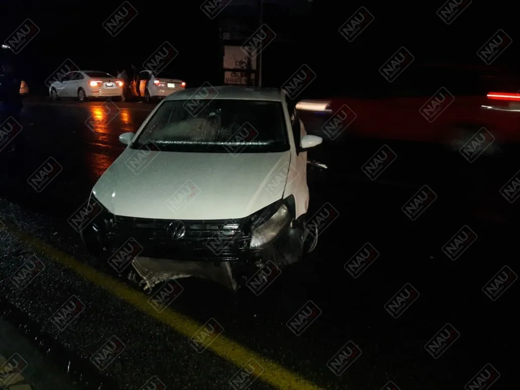 Choca vehículo en el camellón central de la carretera Tapachula – Viva México