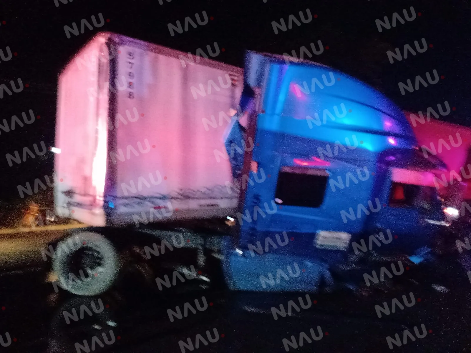 Conductor del tráiler pierde control del volante y se estrelló en el muro de contención