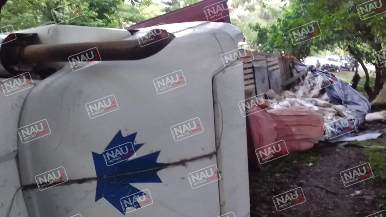 Vuelca tráiler y se roban el cemento