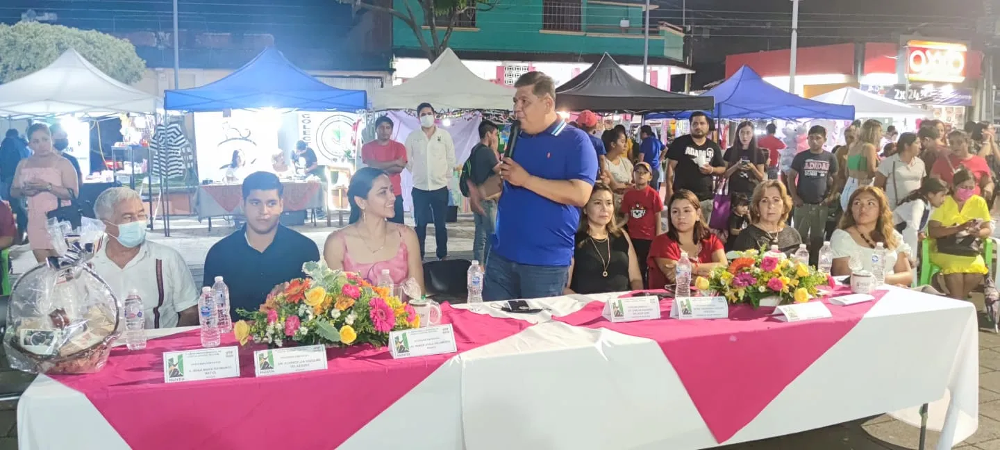 Con motivo del mes de la juventud el Ayuntamiento de Huixtla llevó a cabo el bazar juvenil