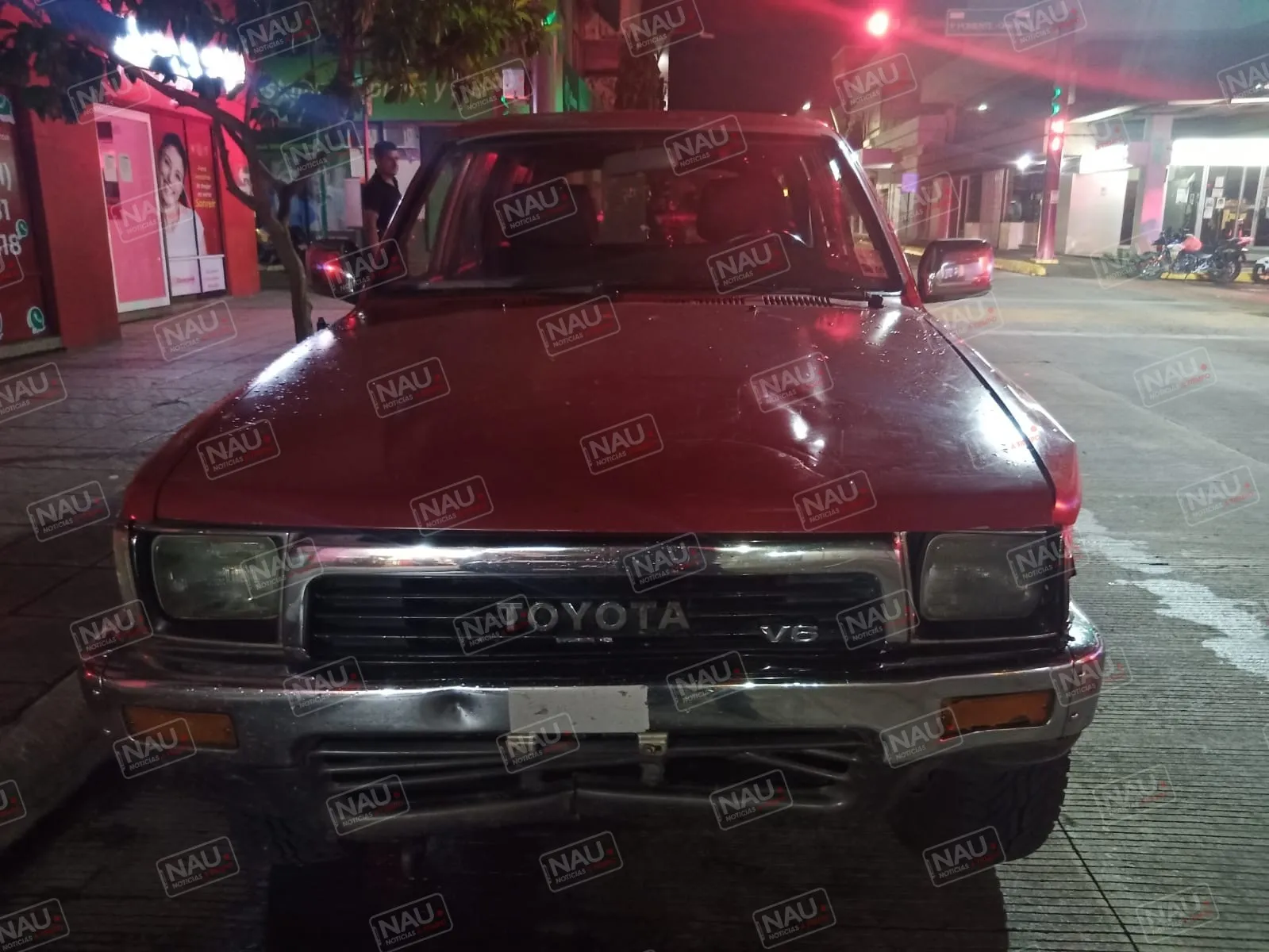 Una persona lesionada deja choque de camioneta y motocicleta