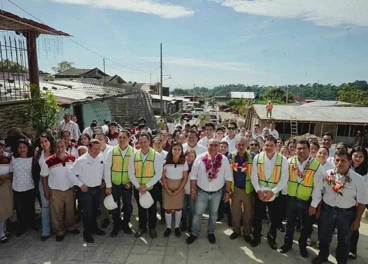 Isaías Verdugo y Sandro Hernández, supervisan obra del plantel 49 en Unión Juárez.