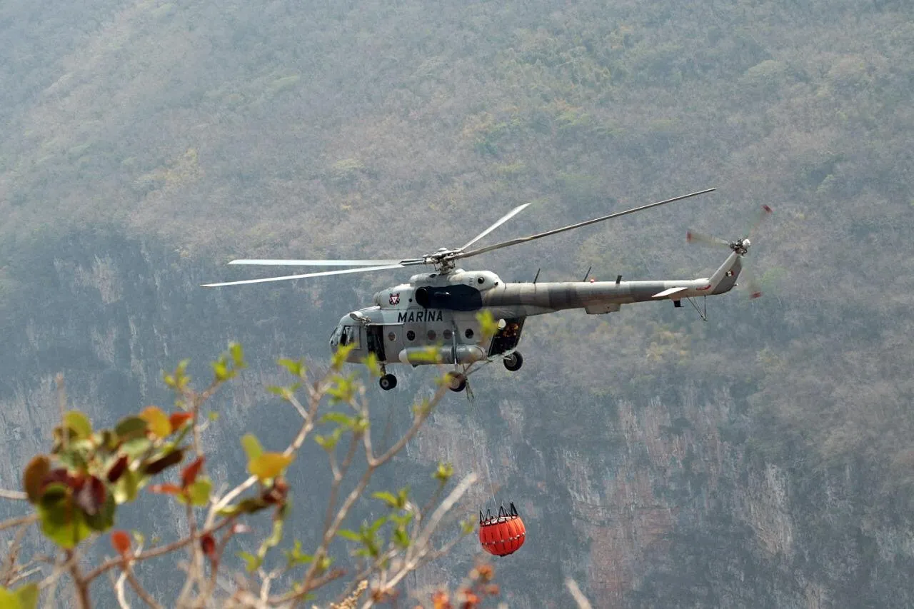 LA SECRETARÍA DE MARINA-ARMADA DE MÉXICO APOYA CON PERSONAL Y HELICÓPTERO EQUIPADO CON HELIBALDE EN EXTINCIÓN DE INCENDIOS EN EL PARQUE NACIONAL DEL CAÑÓN DEL SUMIDERO, CHIAPAS