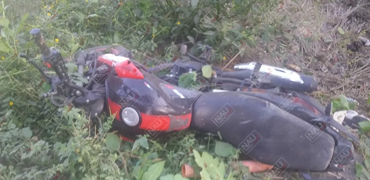 Motociclista se cae de la motocicleta en el Libramiento de Tapachula