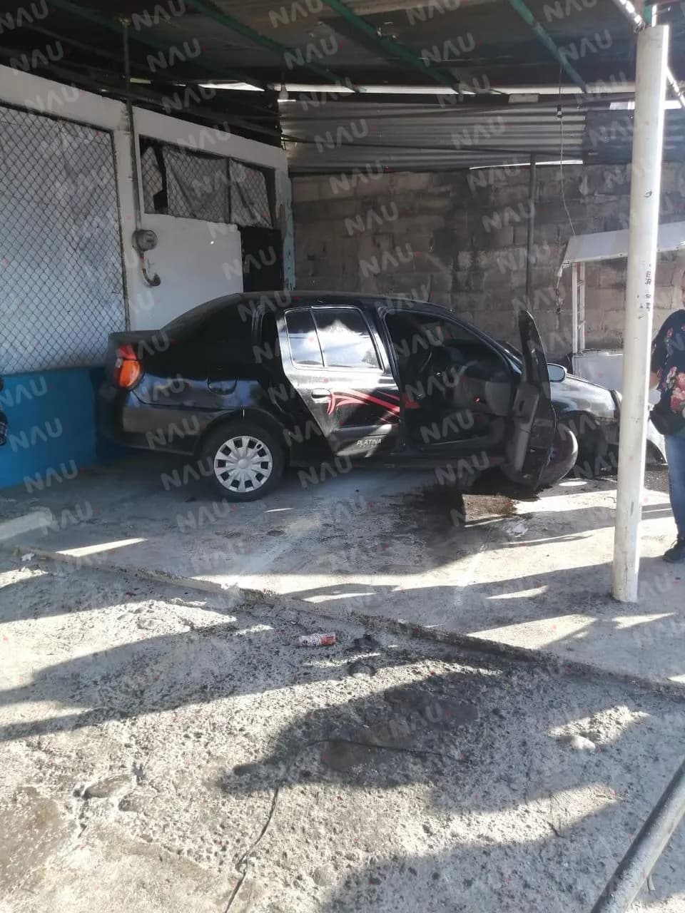 Pierde el control del volante de su coche y se estrella contra una galera de ventas de antojitos