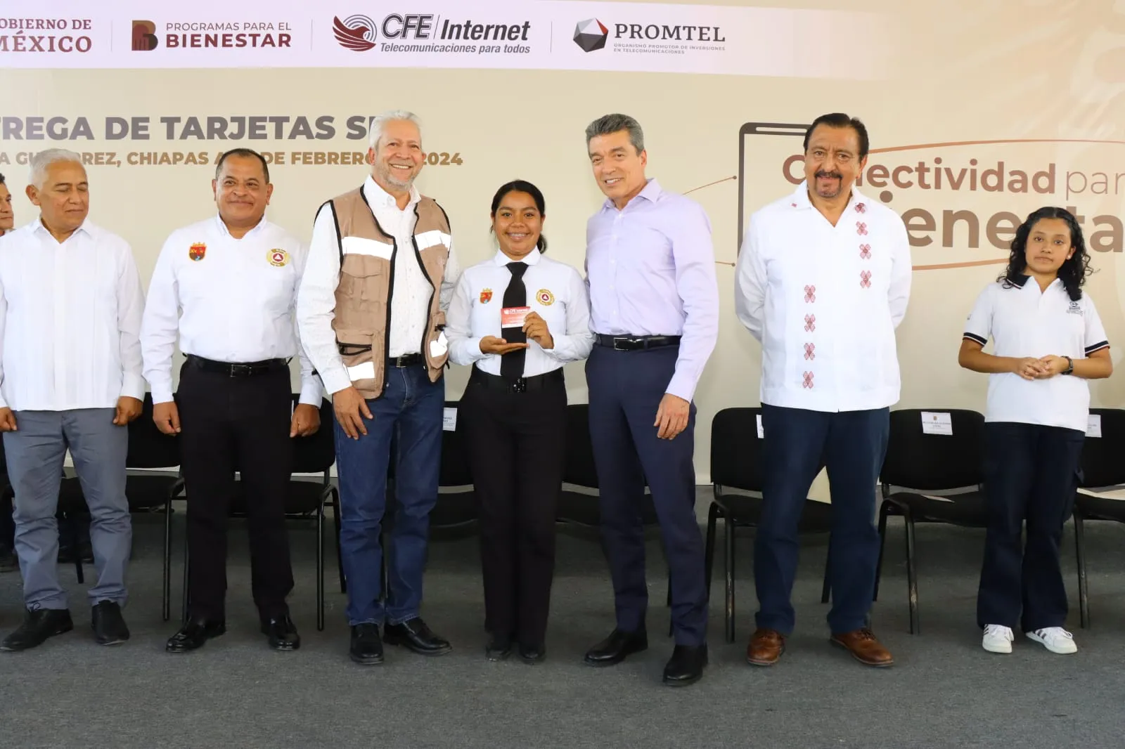 Entrega Rutilio Escandón tarjetas SIM del programa Conectividad para el Bienestar a estudiantes de Chiapas