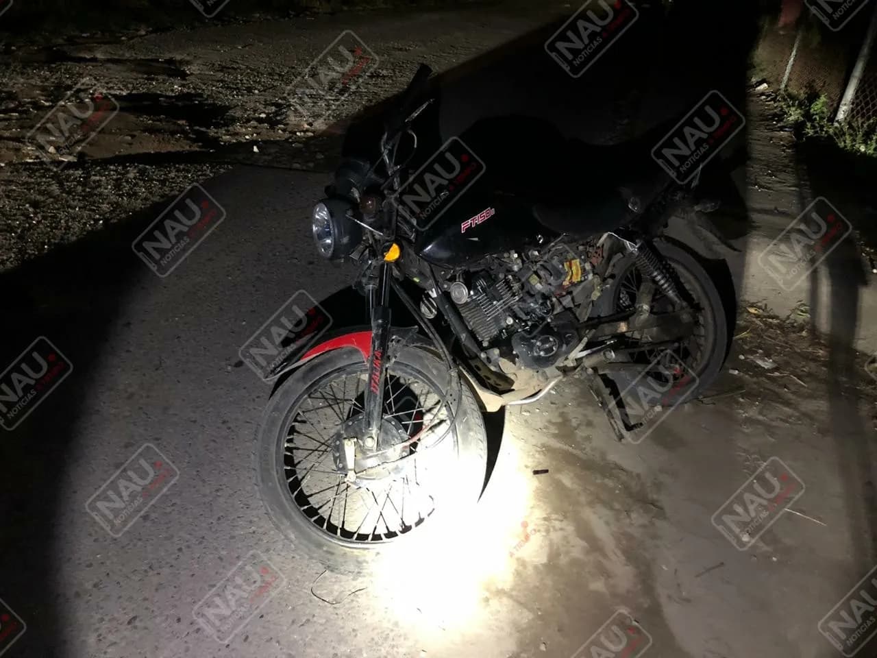 Motociclista invade carril contrario y choca de frente contra un automóvil