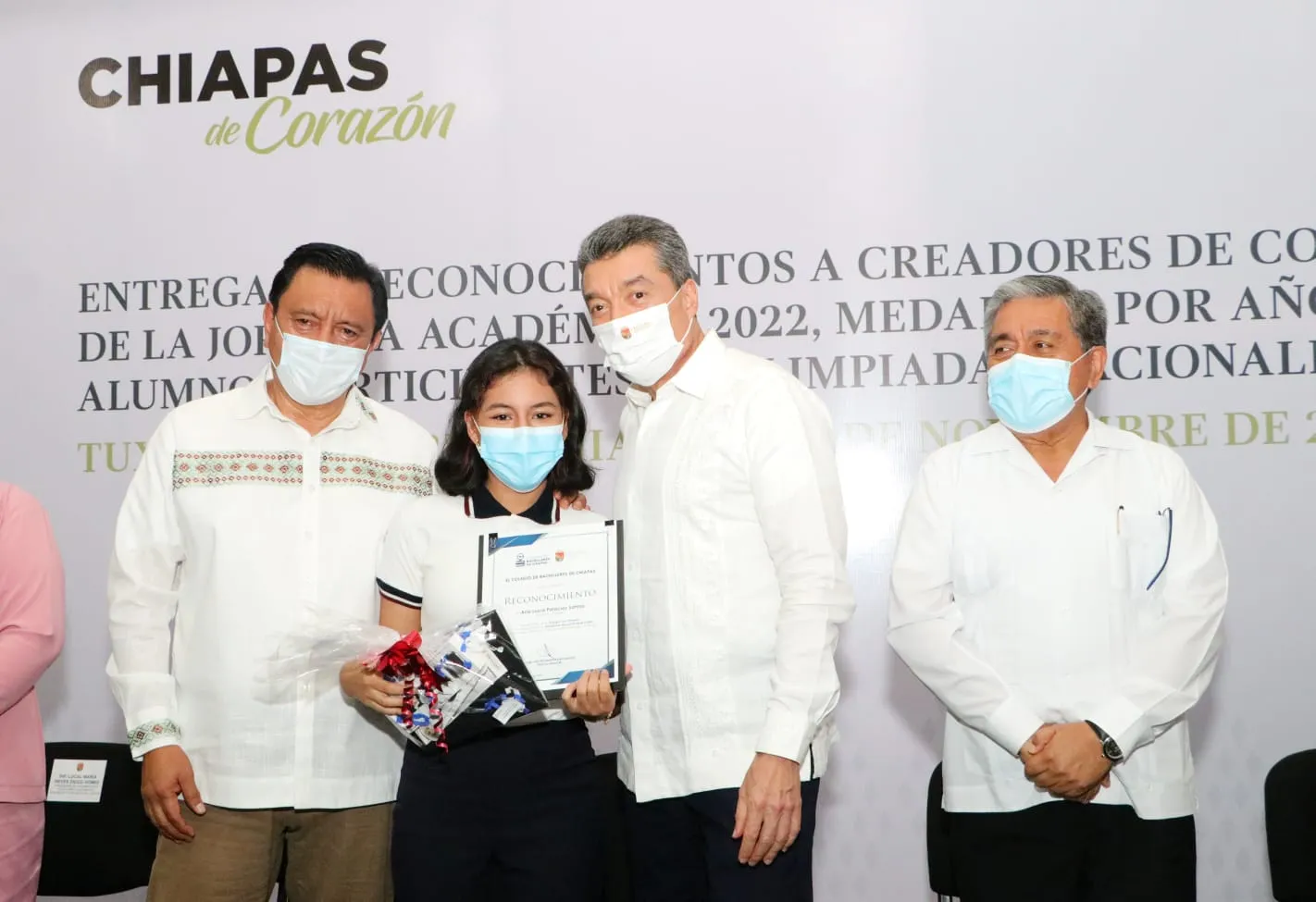 Entrega Rutilio Escandón medallas por años de antigüedad laboral a personal del Cobach