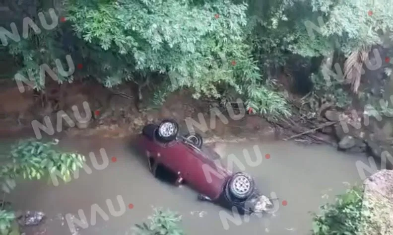 “Vídeo” Abandonan vehículo sobre la carretera Tuxtla chico – Tapachula a la altura del puente tisate