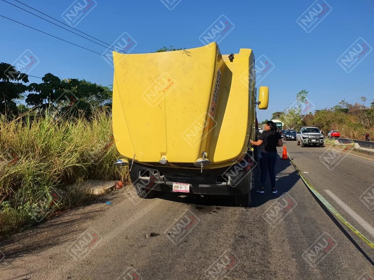 Motociclista muere al chocar contra un tráiler descompuesto