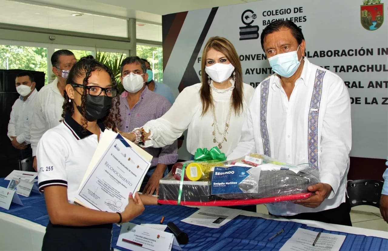 FIRMAN AYUNTAMIENTO DE TAPACHULA Y COBACH CONVENIO DE COLABORACIÓN