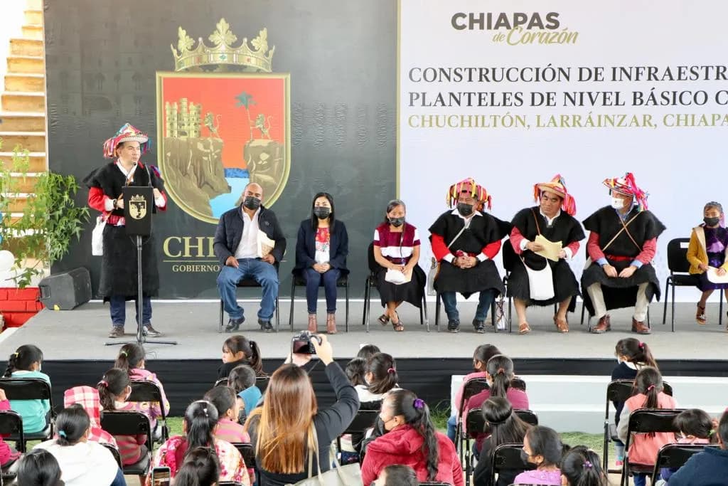 Inaugura Rutilio Escandón rehabilitación de escuelas de nivel básico en Chuchiltón, Larráinzar