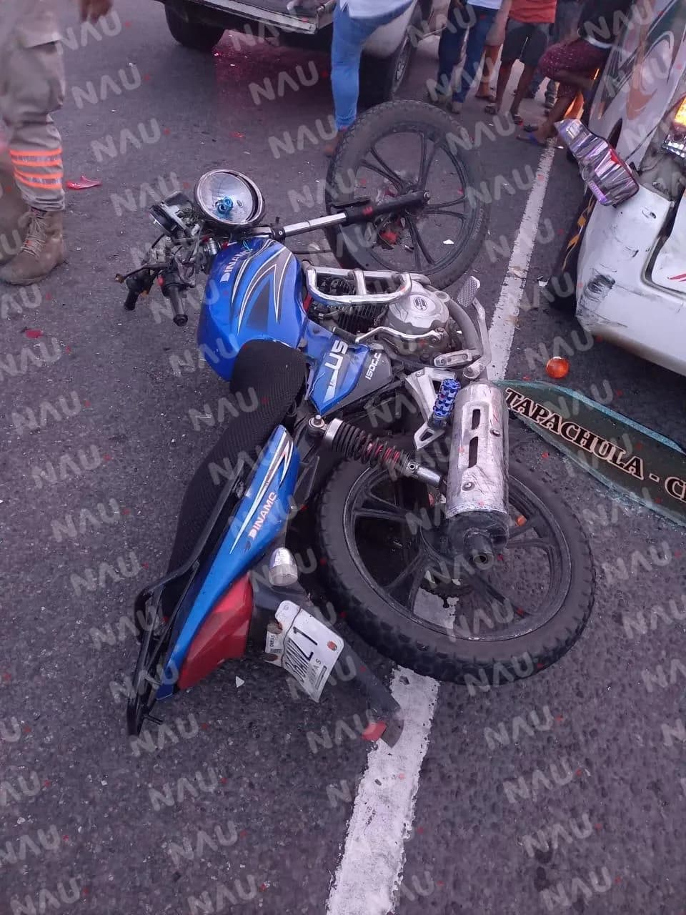Motociclista lesionado al chocar por alcance contra combi de pasaje