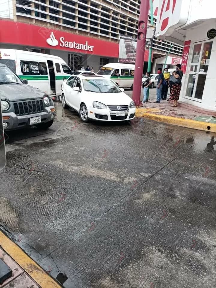 Conductor hace corte de circulación