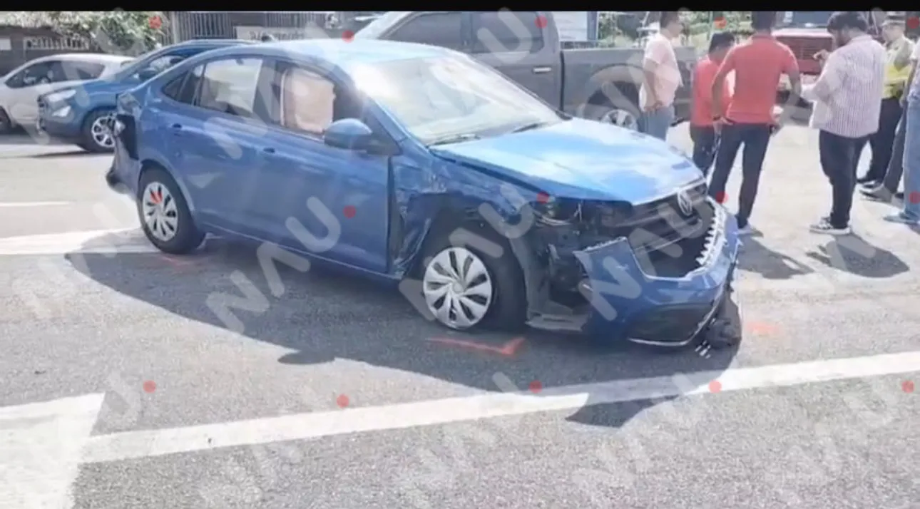 Un choque entre automóvil deportivo y vehículo azul en el entronque al ejido Álvaro Obregón