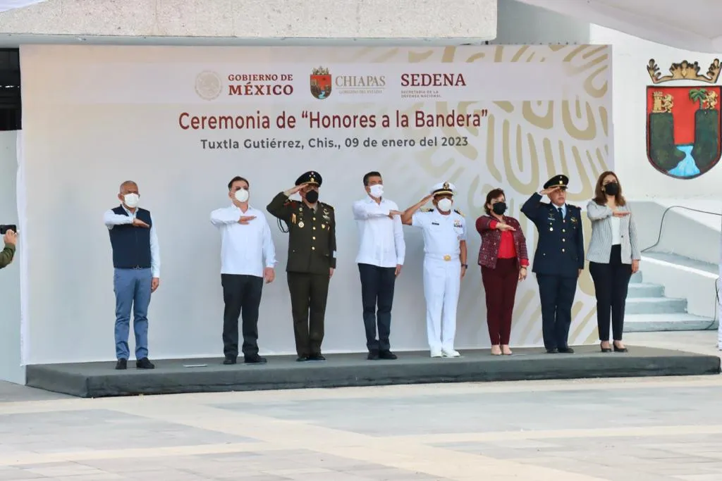 Participa Rutilio Escandón en ceremonia de Honores a la Bandera, en la plaza central de Tuxtla Gutiérrez