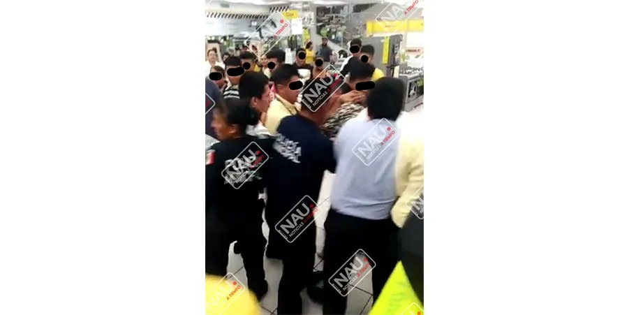Detienen a una mujer con 4 pares de zapatos que intentó robar de Coppel