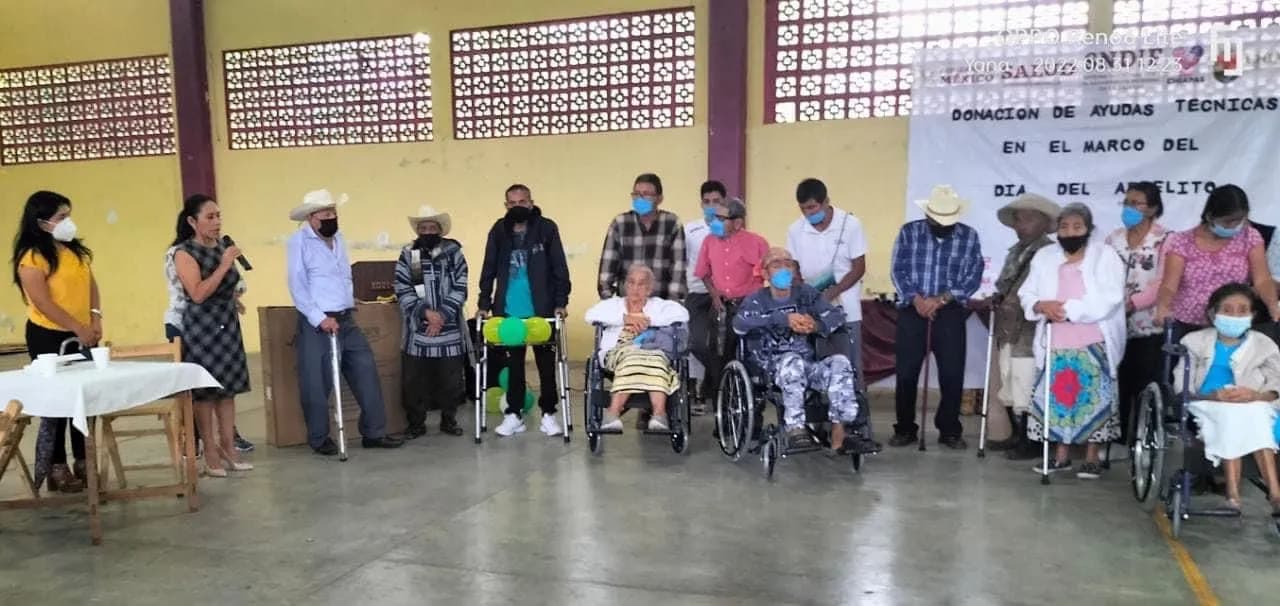 Mercedes Ramírez Roblero, realiza la entrega de Ayudas Funcionales en el marco de la celebración del Dia Del Abuelo.