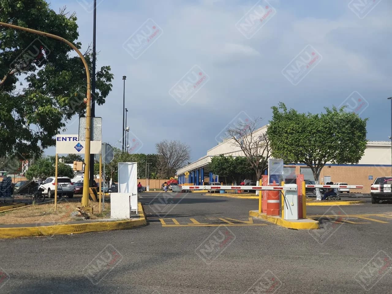 Roban más de 15 mil pesos de un vehículo