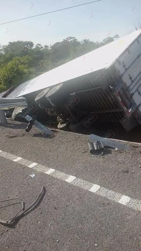 Tráiler cargado de lácteos se salió de la carretera