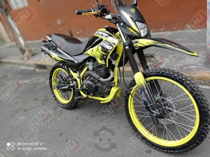 Abandonan motocicleta con reporte de robo