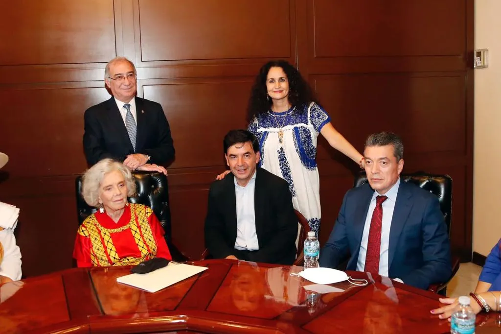 Rutilio Escandón atestigua entrega de la Medalla Belisario Domínguez a Elena Poniatowska