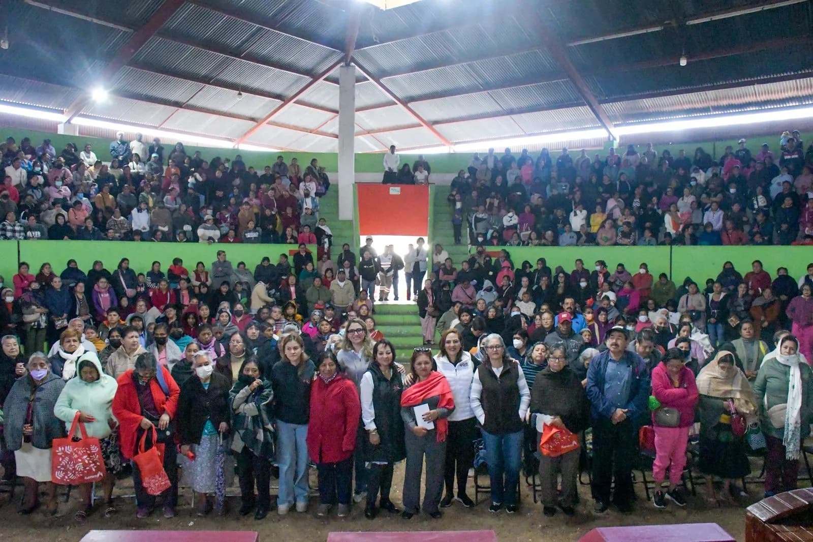 Ayuntamiento de San Cristóbal y el DIF Municipal entregan apoyo alimentario a adultos mayores en San Cristóbal