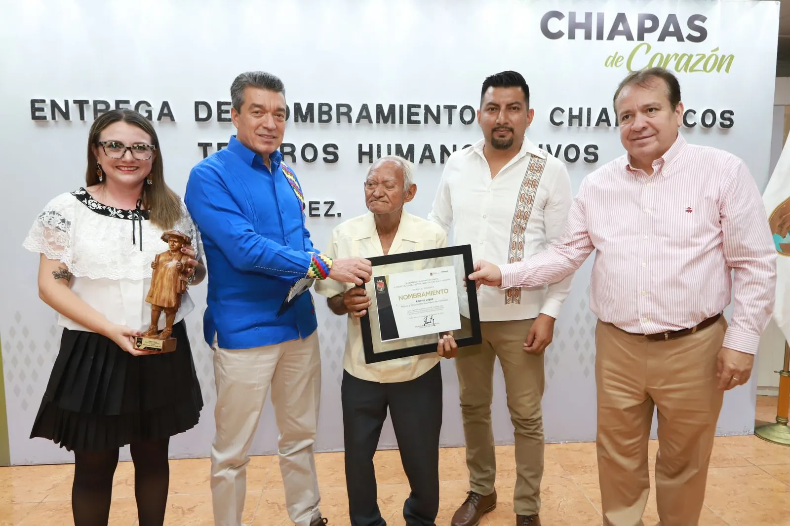 Rutilio Escandón entrega nombramientos Tesoros Humanos Vivos de Chiapas
