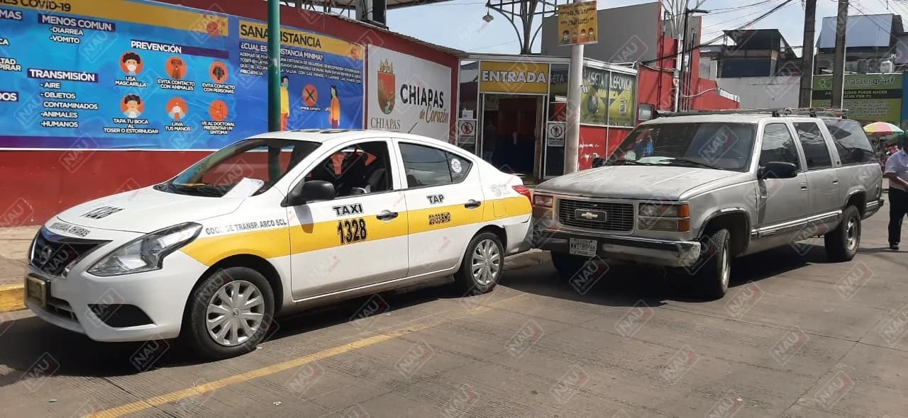 Le pegó a un taxi estacionado frente a la terminal de corto recorrido
