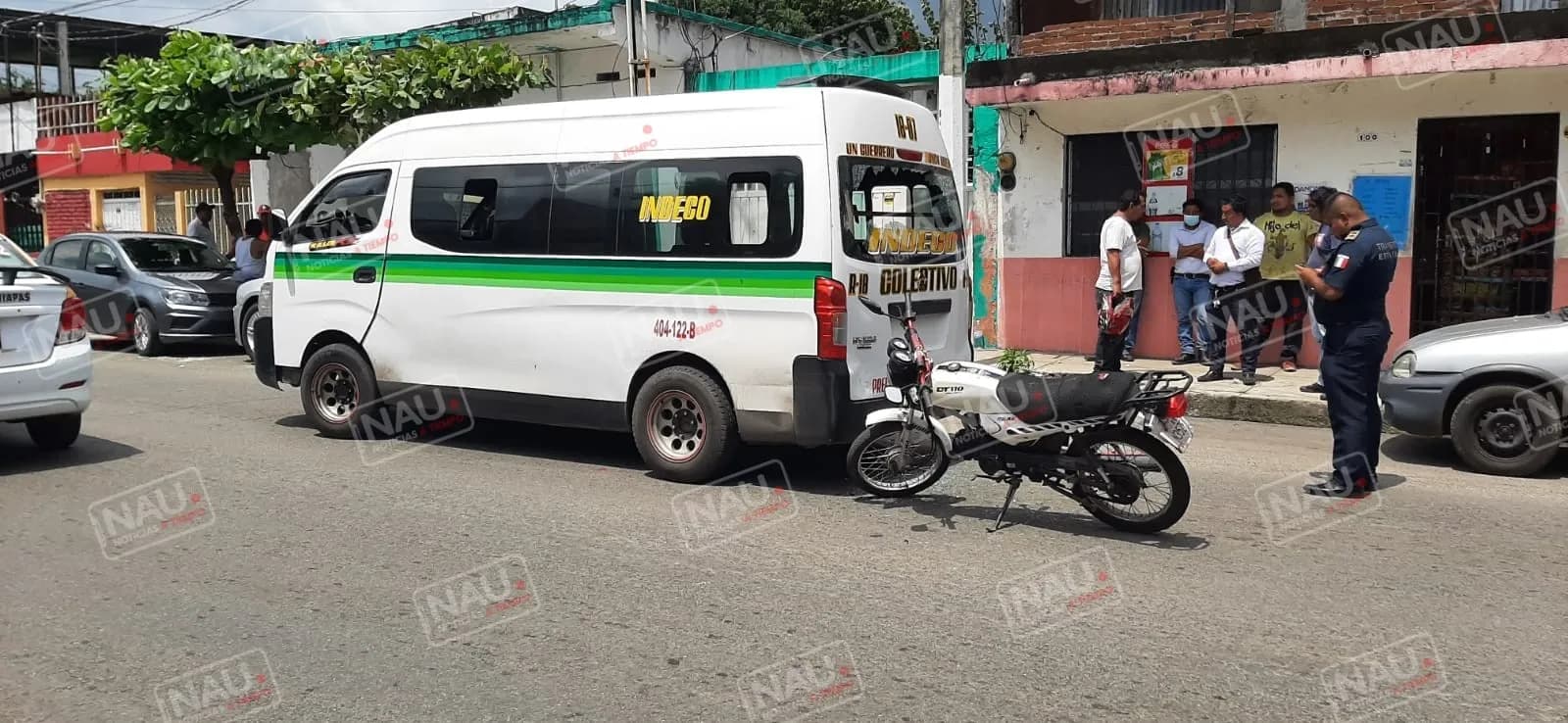 Atiende SAE a motociclista que se estrelló por alcance contra una unidad de pasaje