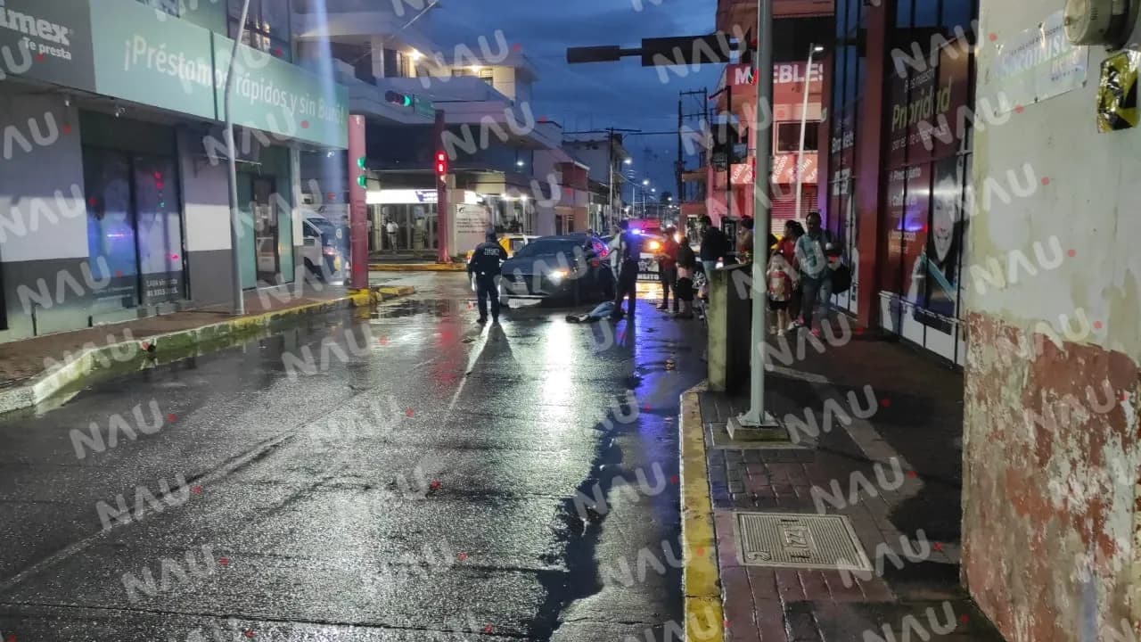 Automóvilista atropella a femenina