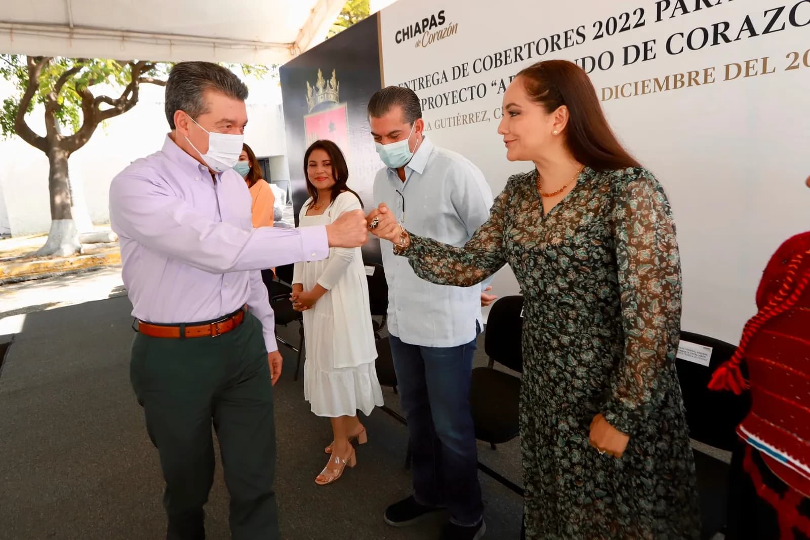 Rutilio Escandón entrega más de 18 mil cobertores del proyecto “Abrigando de Corazón”