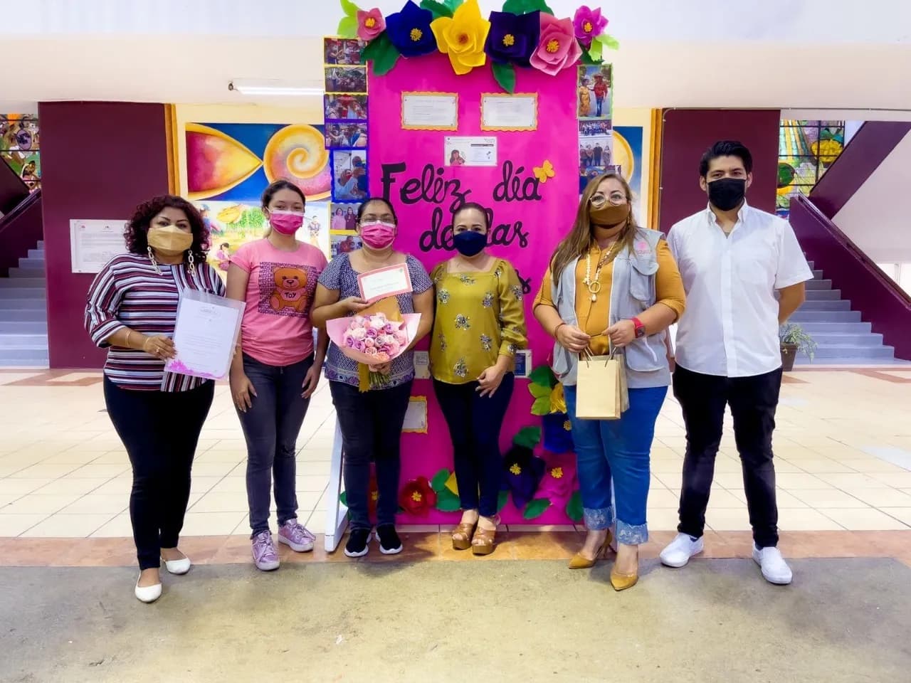 PREMIAN A GANADORAS DEL CONCURSO POSDATA, MAMÁ TE AMO
