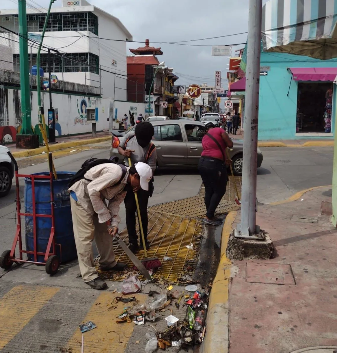 REALIZAN LIMPIEZA DE REJILLAS PLUVIALES EN TAPACHULA