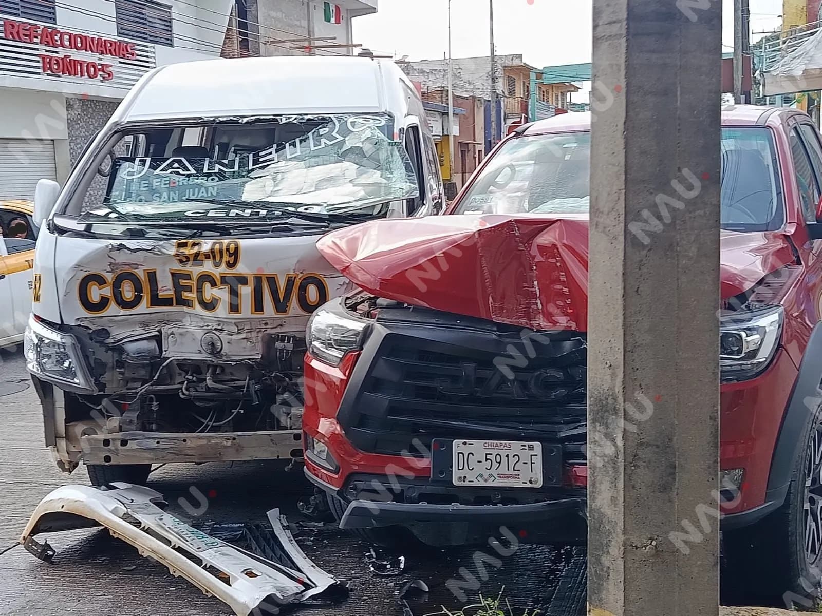 Fuerte choque entre colectivo y camioneta deja varios lesionados en Tapachula