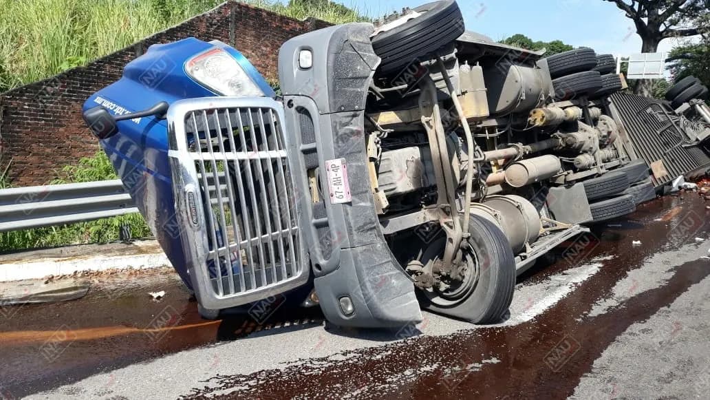 Vuelca tráiler en la entrada a la Colonia San Antonio Cahoacán